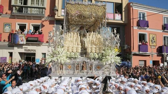 La Virgen del Rocío, frente a la Tribuna de los Pobres.