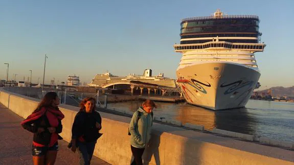 Uno de los cruceros atracados en Málaga este miércoles.