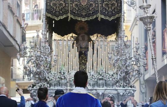 El trono de María Santísima de la Paz, titular de la Cofradía de la Sagrada Cena, en la calle Fajardo.