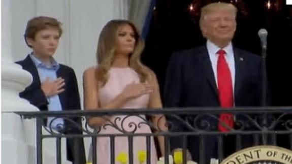 El gesto de Melania Trump durante el himno nacional que se ha hecho viral