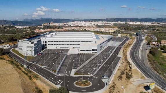 Vista aérea del complejo junto a las carreteras a Algeciras y a San Pedro de Alcántara. 