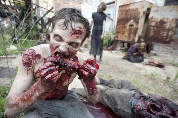 Arriba, un zombi de la serie ‘The Walking Dead’. En el círculo, el senador Carles Mulet. :: r. c.