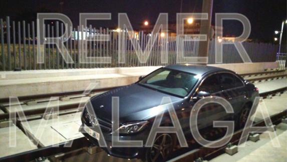 El coche quedó atrapado a la entrada del túnel 