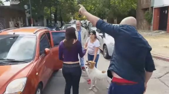 Los vecinos increparon a los dueños obligándoles a llevarse al perro que acababan de abandonar.