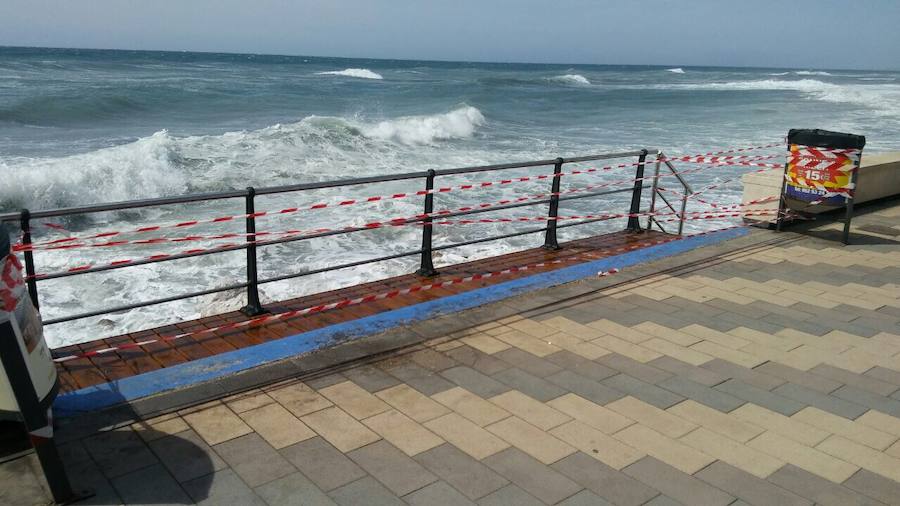 Valla para impedir el acceso a la zona más afectada en la playa torroxeña de Ferrara