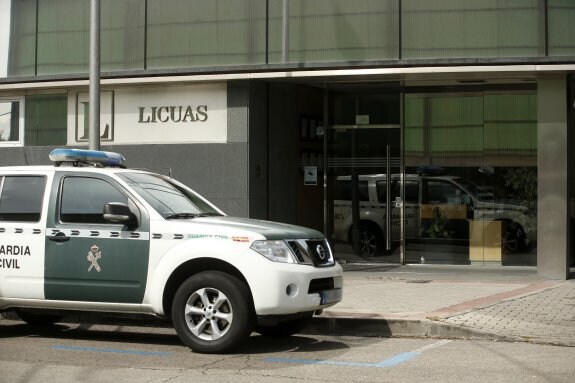  Agentes de la UCO practicaron ayer diversos registros, entre ellos en la empresa Licuas en Madrid. :: javier lizón / efe