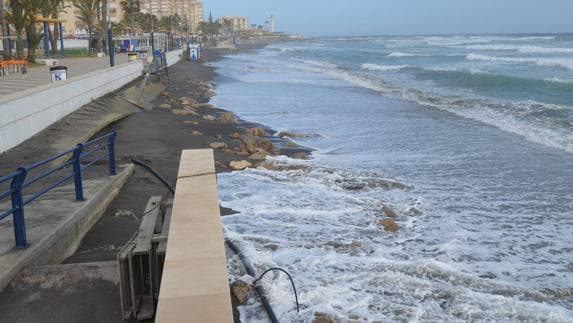 El espigón construido el pasado año junto al Faro de Torrox no ha impedido que las olas arrasen parte de la playa de Ferrara. 