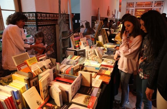 Las ventas aumentaron un 25% en la tercera edición de La Noche de los Libros. :: salvador salas