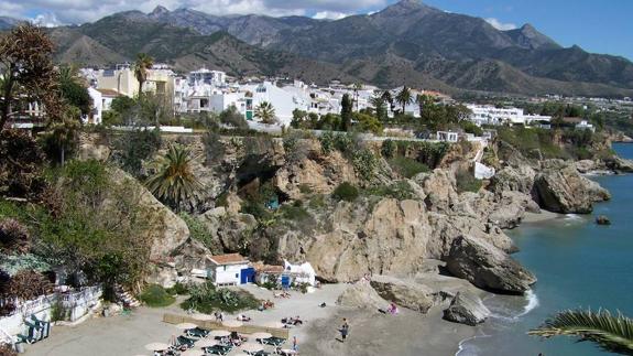 Nerja, tercer municipio del litoral malagueño que sancionará por reservar sitio en la playa