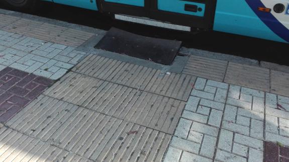 Plancha metálica junto a una parada de autobús. 