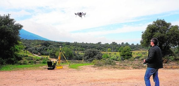Un dron en funcionamiento en las pruebas que se realizan el campo de golf Lauro Golf dentro del programa ‘UAV-Green’. :: crónica