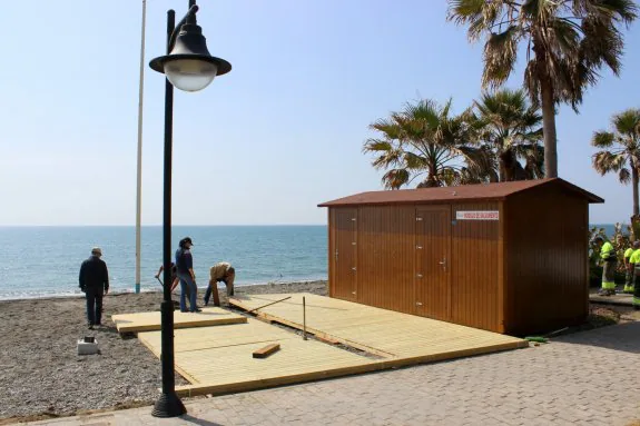 Operarios instalando los primeros módulos de playa en La Rada. 