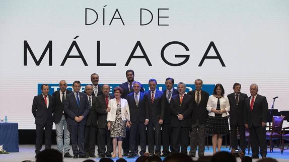 Foto de familia con los galardonados y autoridades.