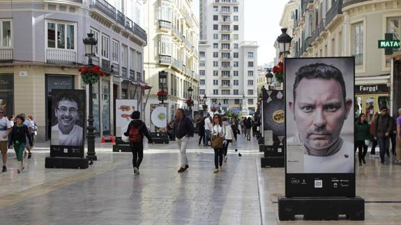 Exposición en calle Larios de fotografías y portadas de ‘Apicius’ 