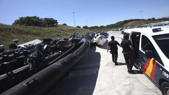 Imagen de archivo de policías incautándose de barcos usados en el narcotráfico en Cádiz. 