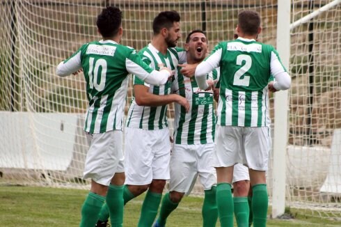 El Antequera celebra el gol del penalti, de Juanillo. :: a. j. guerrero