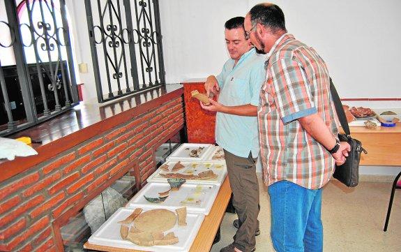EL arqueólogo municipal enseña uno de los descubrimientos de la zona. 