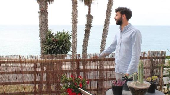 Hédi en la terraza de su casa, casi encima del mar.