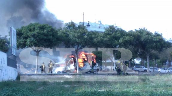 El incendio provocó una cortina de humo de varios metros y al menos tres explosiones. 