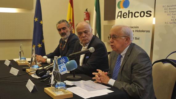 José Alba, Cayetano Benzo y Luis Callejón, ayer en el hotel Posada del Patio durante el foro. 