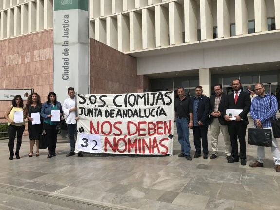 Los trabajadores presentaron ayer la querella criminal.