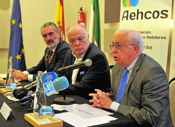 José Alba, Cayetano Benzo y Luis Callejón, ayer en el hotel Posada del Patio durante el foro. 