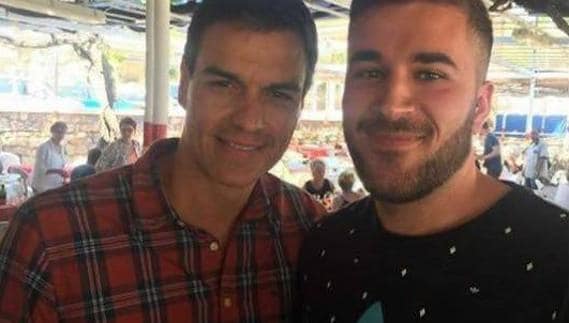 Pedro Sánchez y Emmanuel Ortega, este viernes en el chiringuito Ayo. 