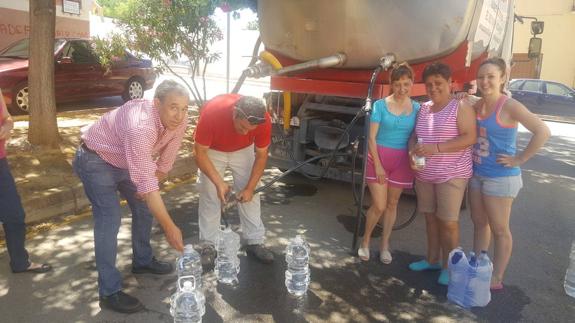 El alcalde de Fuente de Piedra, junto a uno de los camiones cisterna empleados en 2016.