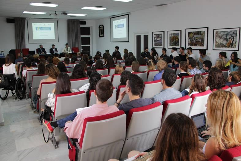 Unas cien personas participan en el congreso científico. 