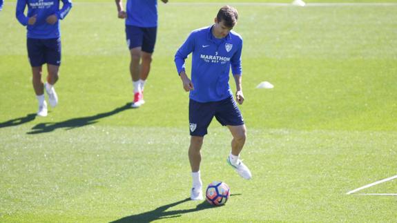 Llorente conduce el balón 