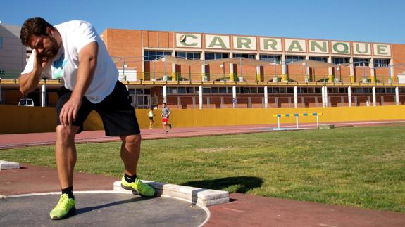 Borja Vivas lanza en la pista de Carranque. 