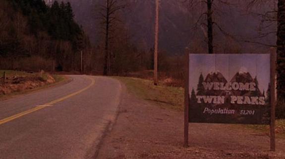 Cartel que da la bienvenida a Twin Peaks.