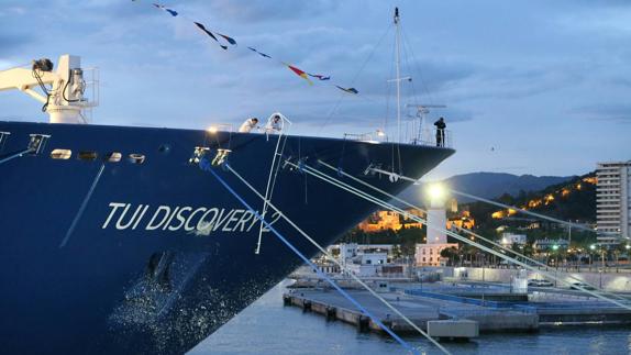 Momento clave del bautismo del barco anoche en el puerto. 