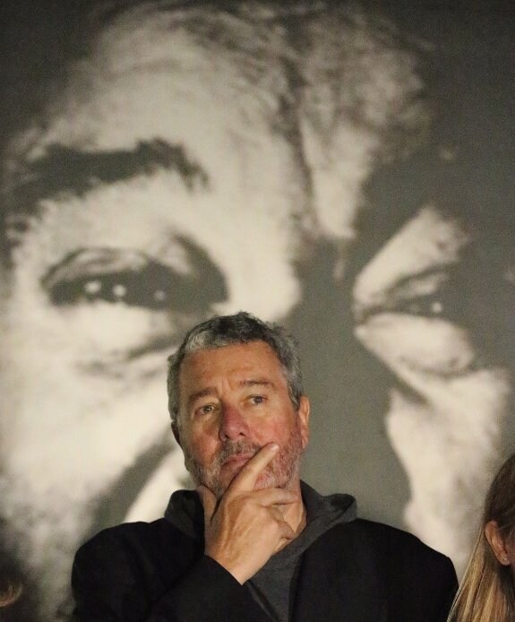 Philippe Starck, con pose promocional en el Pompidou. 
