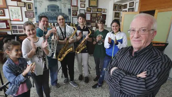 José María Puyana ensaya con su banda en el colegio Gibraljaire. 