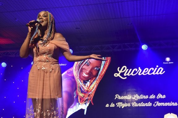 La cantante y actriz cubana Lucrecia, durante la gala. :: efe