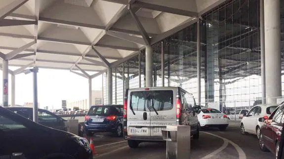 Colas en el acceso al ‘parking’ del Aeropuerto, ayer.