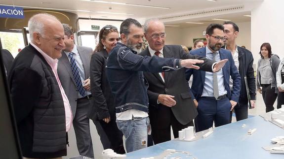 Antonio Banderas, con José Seguí (primero izquierda) y Sandra García (detrás del actor) el día que se reunieron en Urbanismo. 