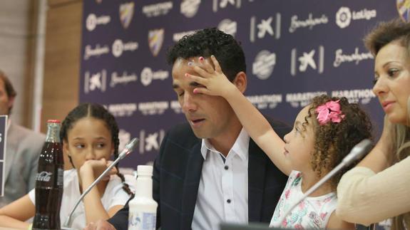 Una de las hijas de Weligton consuela a su padre en presencia de su hermana y su madre