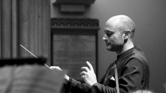 El malagueño Iván Nuño, actual director de la JOPMA, durante un concierto.