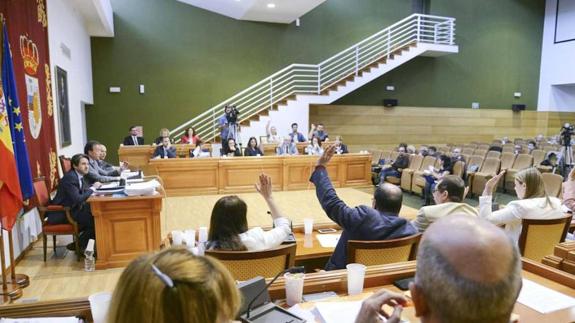 El PSOE, que gobierna en minoría, necesita apoyos entre la oposición para aprobar las cuentas.