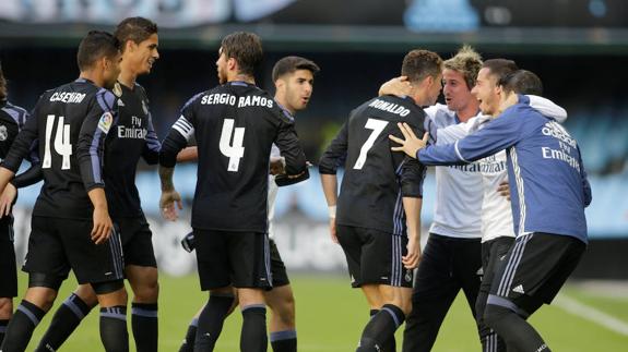 Cristiano Ronaldo celebra su primer gol en Balaídos y recibe la efusiva felicitación de su compatriota Fabio Coentrao, de blanco