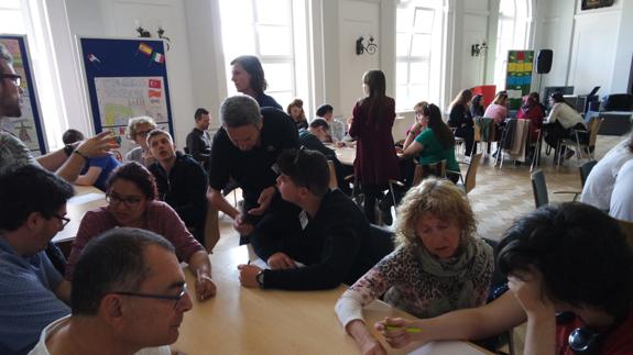 El grupo de alumnos malagueños, durante una de las sesiones de trabajo en el centro educativo de Varsovia .