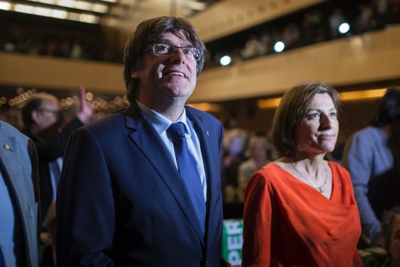 Puigdemont, el viernes, junto a Forcadell en un acto del Pacto Nacional por el Referéndum. :: Josep LAGO / afp