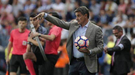 Míchel, con un balón.