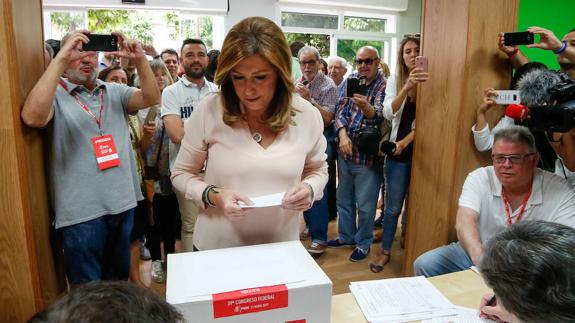 Susana Díaz vota en la agrupación de Triana, en Sevilla.