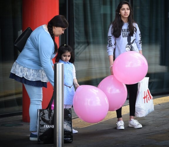 Una mujer y dos niñas con camisetas de Ariana Grande, ayer en Manchester. :: afp