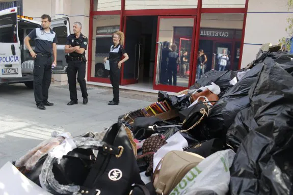 Artículos intervenidos que han sido enviados a la planta de residuos de Casares para su destrucción. 