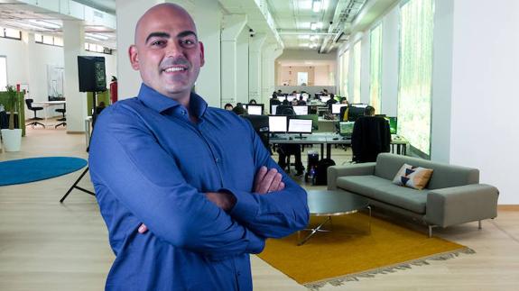 Samuel Brocal en las nuevas instalaciones de la compañía en Tomares.