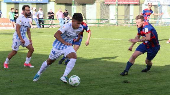 Kuki, autor del gol en la ida y que no fue titular ayer, en un lance del choque.